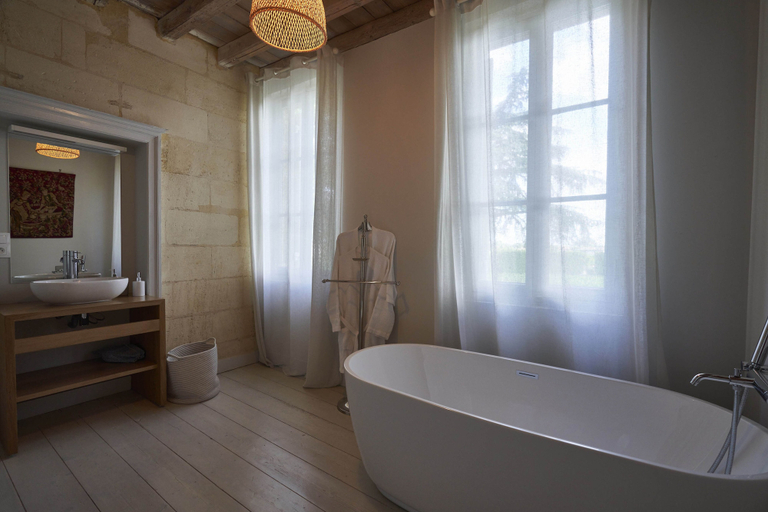Bathroom 5, Château Bonalgue, Gironde