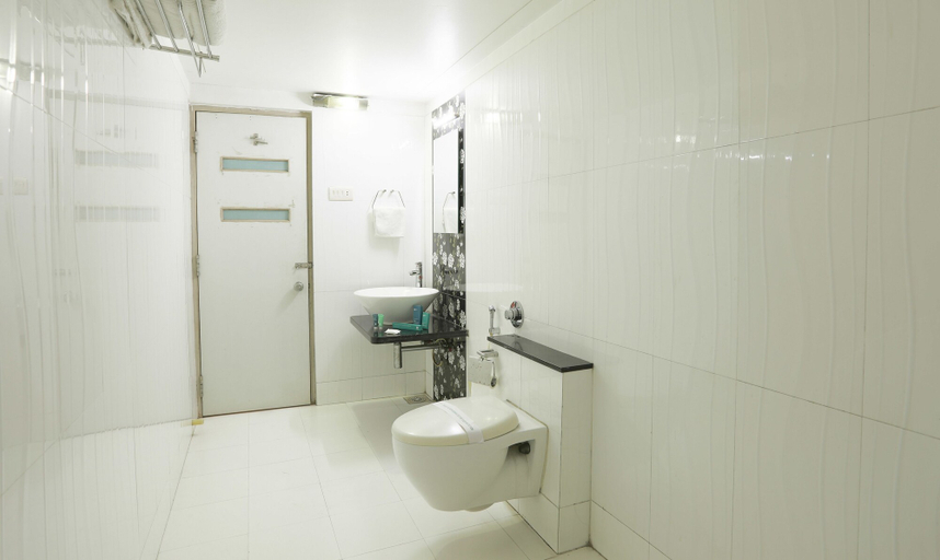 Bathroom 4, Hotel Apple Inn, Valsad