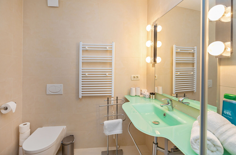 Bathroom 3, Apartments Game, Dubrovnik