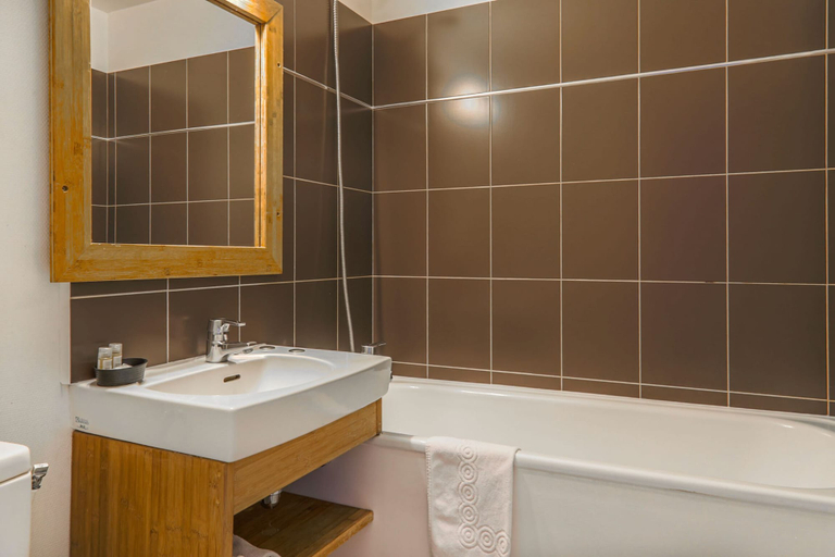 Bathroom 4, Hotel SPA Piscine le Petit Castel, Eure