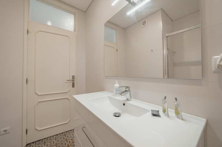 Bathroom 4, Downtown Design With Balcony by Vacationy, Porto