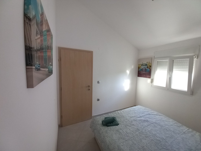 Room 3, Apartment With a Pool, Mountainview, Near the Sea!, Posedarje