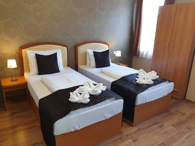 Bedroom 3, Six Inn Hotel, Budapesti
