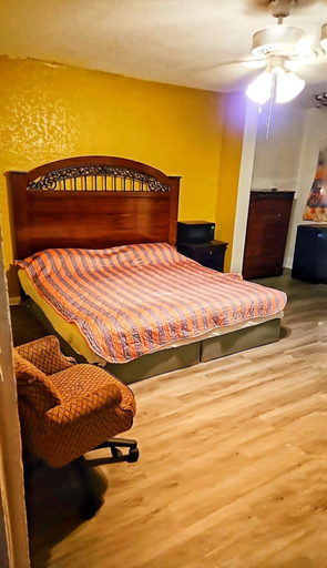 Bedroom, Harikrishna Midway Motel, Liberty