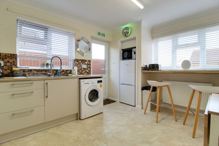 Others 5, Cedar Drive, Holbeach - 1 to 4 - Self Catering, Lincolnshire
