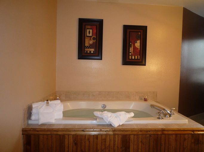Bathroom 4, Cedars Inn, Douglas