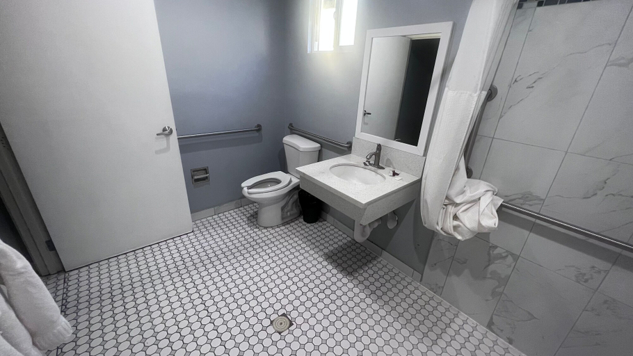 Bathroom 3, La Perla Motel, Los Angeles
