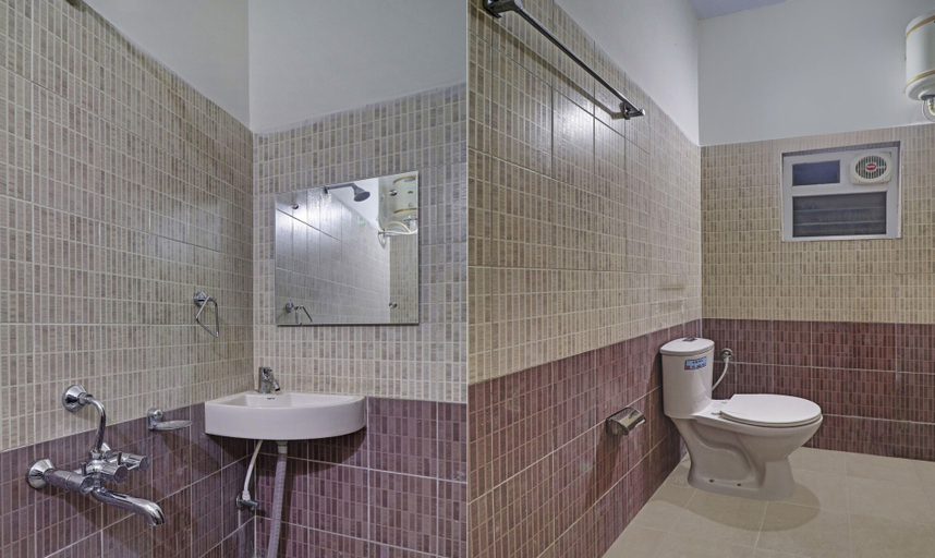Bathroom, Treebo Lavish Palms, Hyderabad