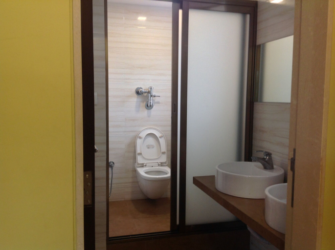 Bathroom 4, Pals Hotel, Mumbai City