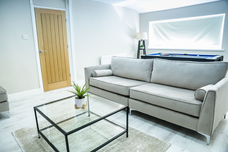Others 4, Inviting 1-bed House in Bradford, Bradford
