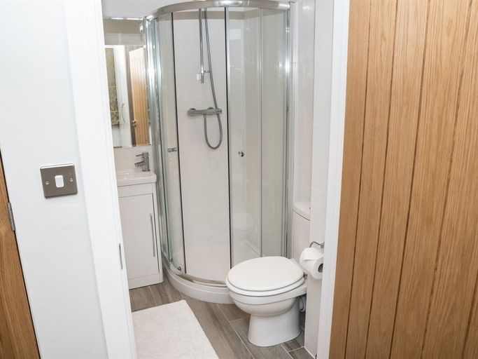 Bathroom 4, Malthouse Court, Reading
