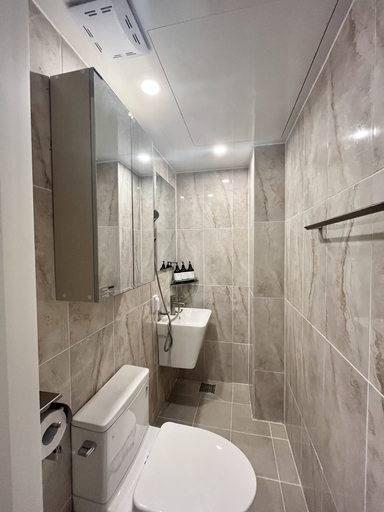 Bathroom 4, 318 STAY, Jung