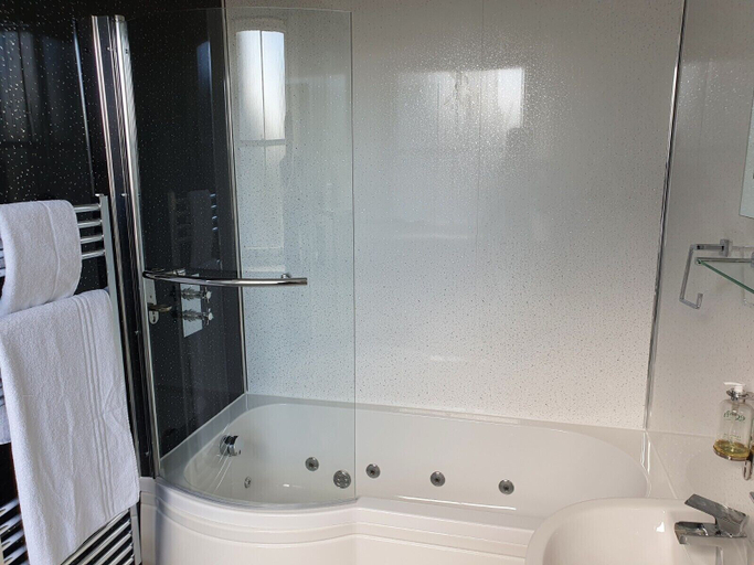 Bathroom 4, The Radnorshire Arms Hotel, Powys
