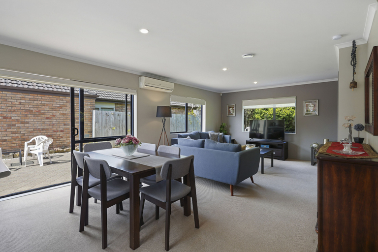 Food & Drinks, Spacious Family Home -Fully Fenced Yard, Waitakere