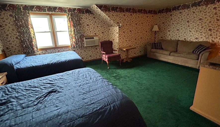 Bedroom 2, The Stevens Motel, Centre