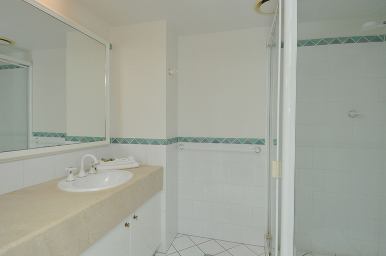 Bathroom 4, Moroccan Resort - HR Surfers Paradise, Gold Coast
