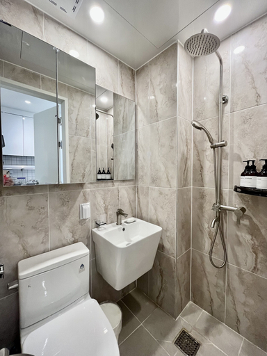 Bathroom 4, 318 STAY, Jung