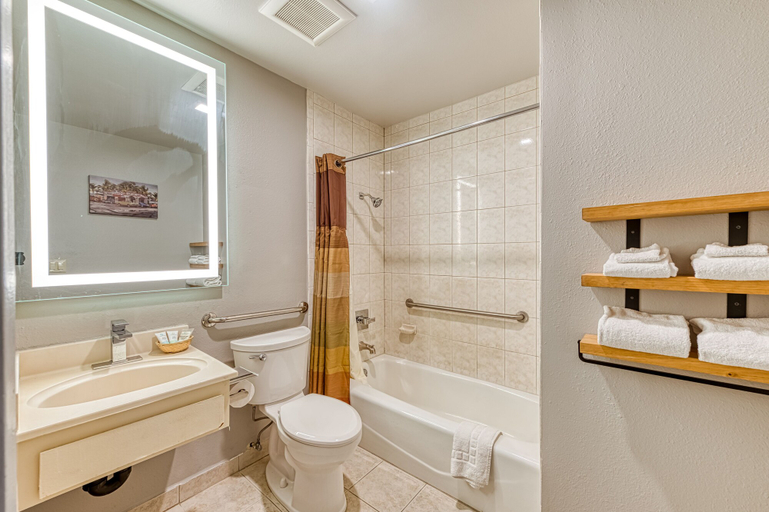Bathroom 4, La Mirage Inn - Hollywood, Los Angeles