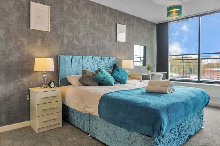 Others 2, 2 Bed Penthouse-sleeps 4 With Wraparound Balcony, Birmingham