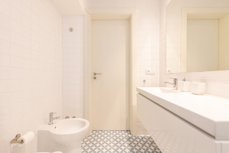 Bathroom 4, 12 Sweet Caroline, Porto