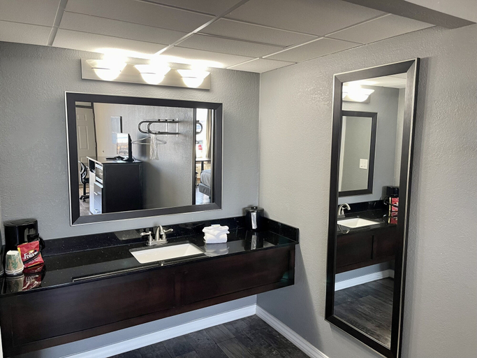 Bathroom 4, Lake Norfork Resort, Baxter