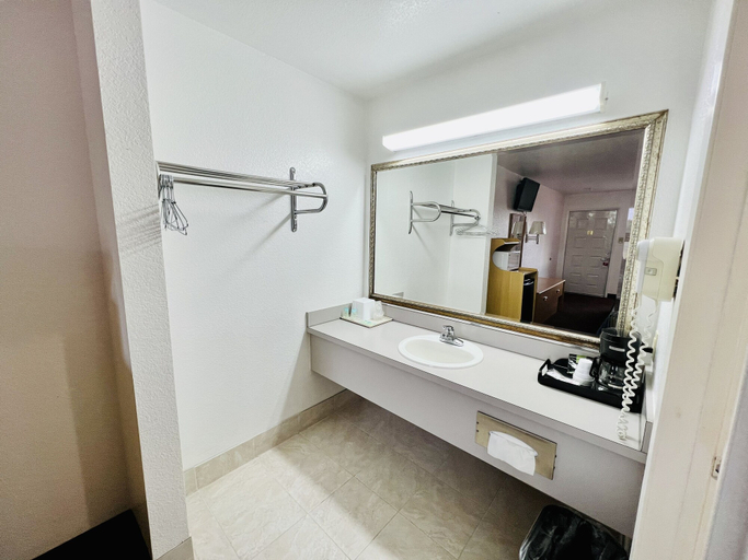Bathroom 4, GREYSTONE INN, Wise