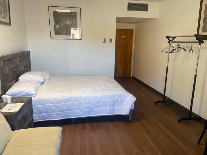 Bedroom 5, Rolling Pines Golf & Banquet Facility, Columbia