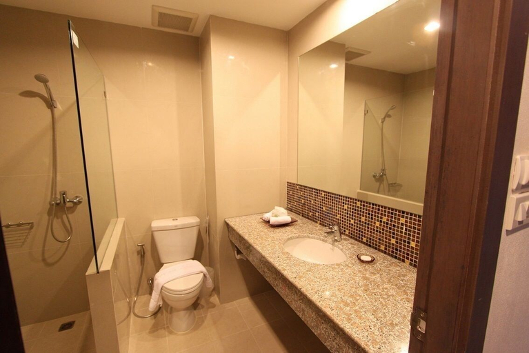 Bathroom 4, S Tara Grand Hotel, Muang Surat Thani