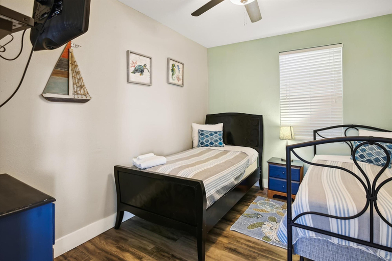 Bedroom 2, Casa de Esperanza, Galveston