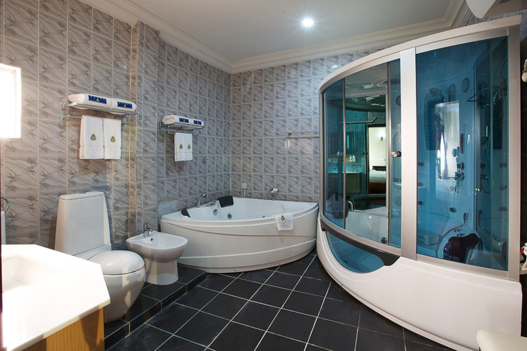Bathroom 4, Aridolf Resort Wellness and Spa, Yenegoa