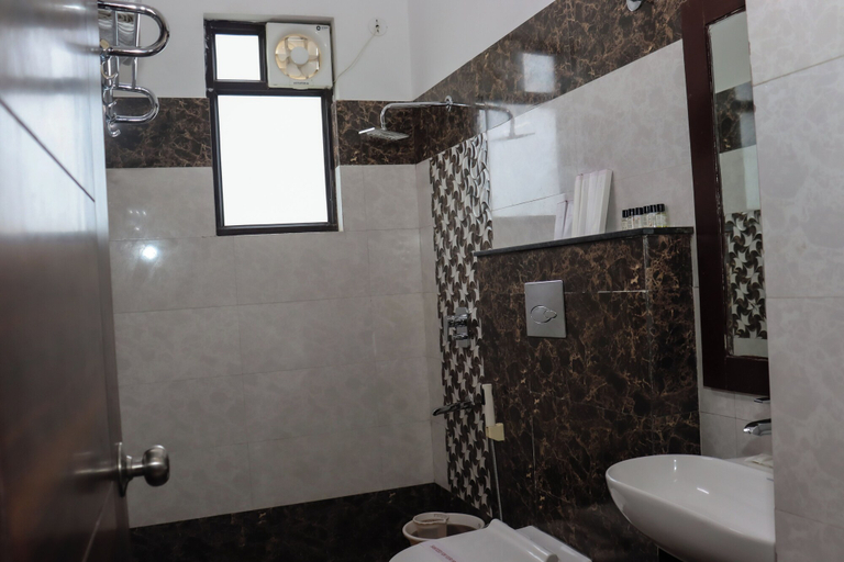 Bathroom 4, Hotel The Grand Kukas, Jaipur