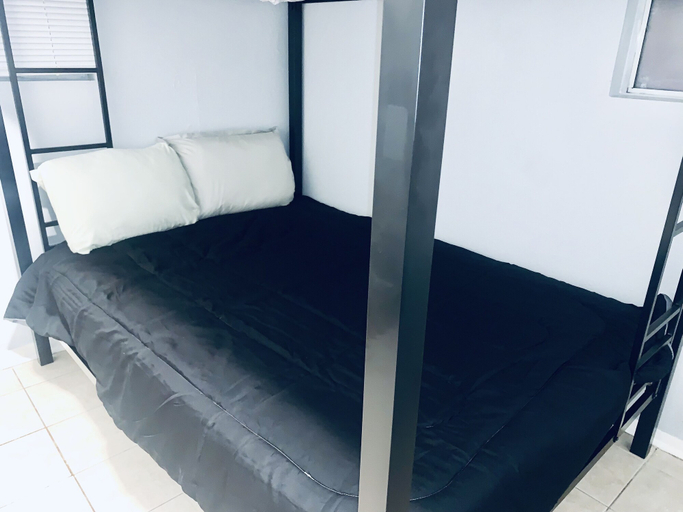 Bedroom 3, The Doze Off, Houston