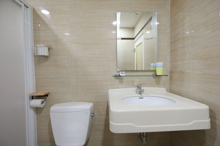 Bathroom 4, EasyInn, Nantou