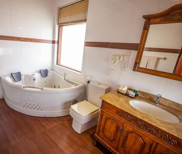 Bathroom 3, Kings Ridge, K.F.G. & G. Korale