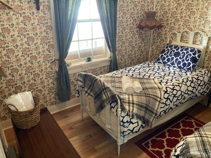 Bedroom 2, St. George Hotel, Cariboo