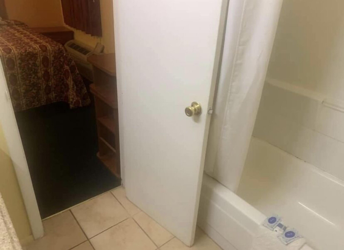 Bathroom 5, Economy INN poteau, Le Flore