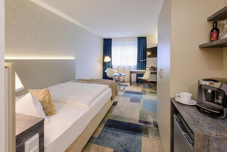 Bedroom 4, PLAZA INN Regensburg, Regensburg