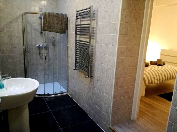 Bathroom, Charming Euston Apartments, London