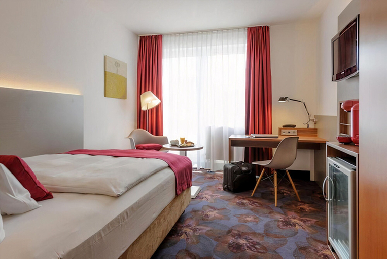 Bedroom 2, PLAZA INN Regensburg, Regensburg