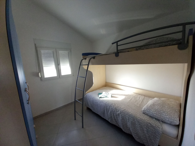 Room 5, Apartment With a Pool, Mountainview, Near the Sea!, Posedarje