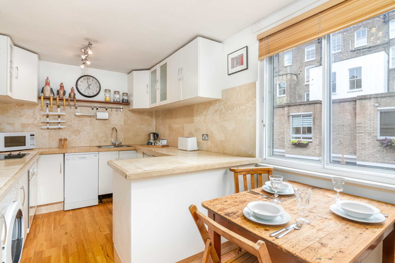 Others 4, Bright Bayswater Apartment, London