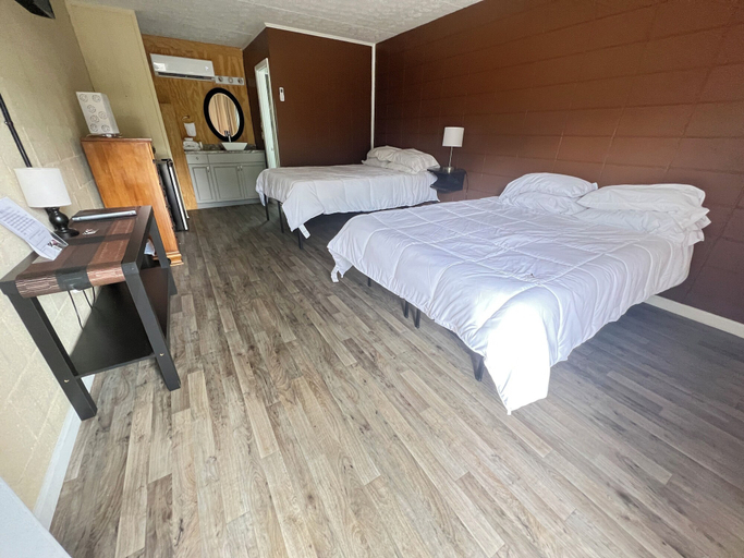Bedroom 3, Falls of Rough Motel, Grayson