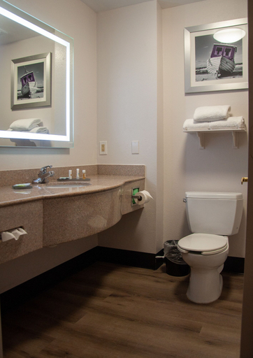 Bathroom 5, Kemah Edgewater Hotel, SureStay Collection by Best Western, Houston