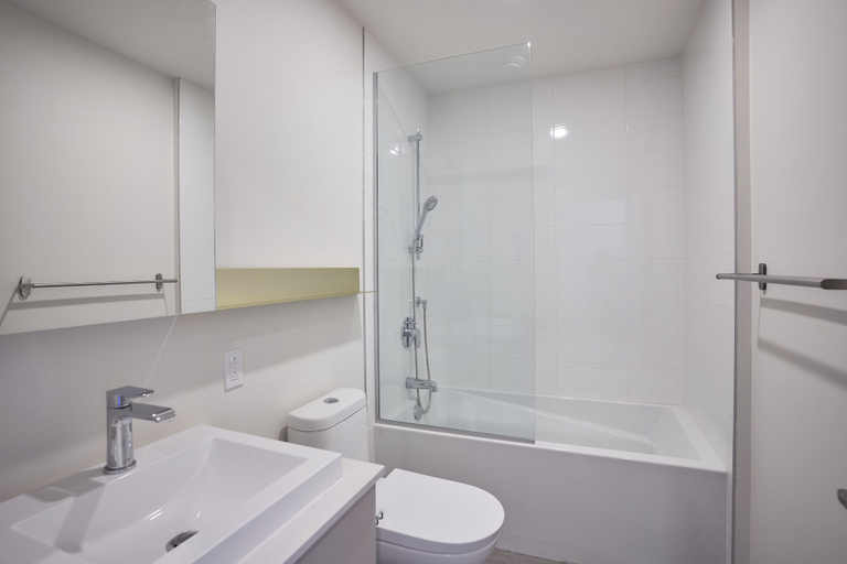 Bathroom 3, Corporate Business stays in MTL DT, Montréal