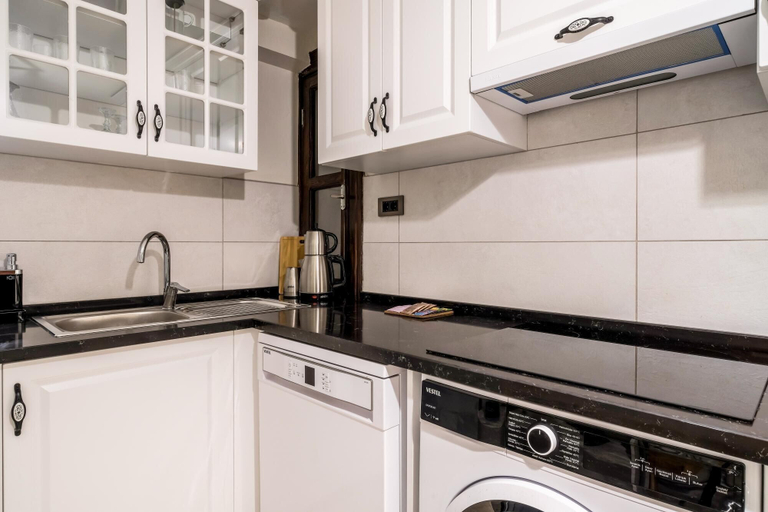 Room 4, Convenient Flat w Garden 10 min to Galataport, Beyoğlu