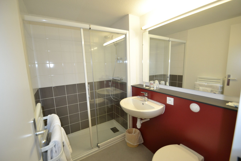 Bathroom 3, Brit Hotel Mayenne, Mayenne