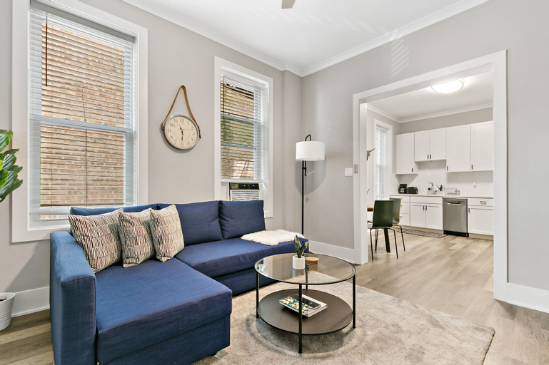 Comfy & Stylish 2BR 1BA in West Town, Cook