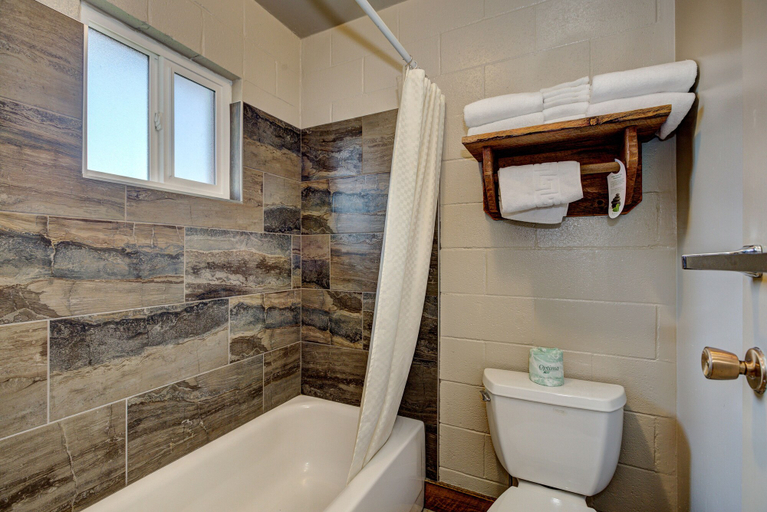 Bathroom 4, Holiday Motel & RV Park, Gem