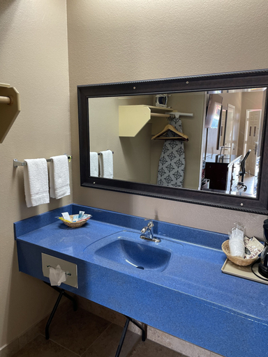 Bathroom 5, Los Fresnos Inn and Suites, Cameron