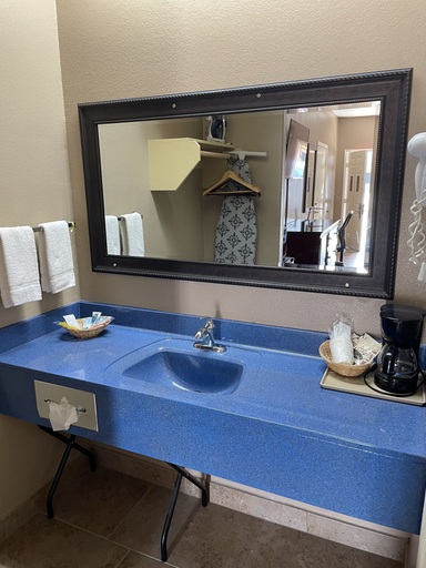 Bathroom 5, Los Fresnos Inn and Suites, Cameron